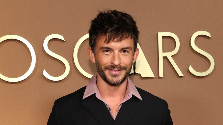 Bei den Governors Awards: Jonathan Bailey auf dem roten Teppich