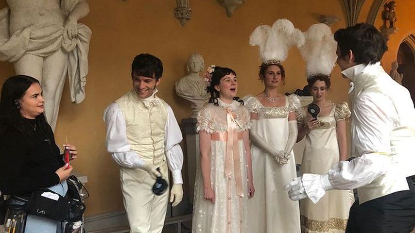 Jonathan Bailey, Claudia Jessie, Bessie Carter und Harriet Cains am "Bridgerton"-Set