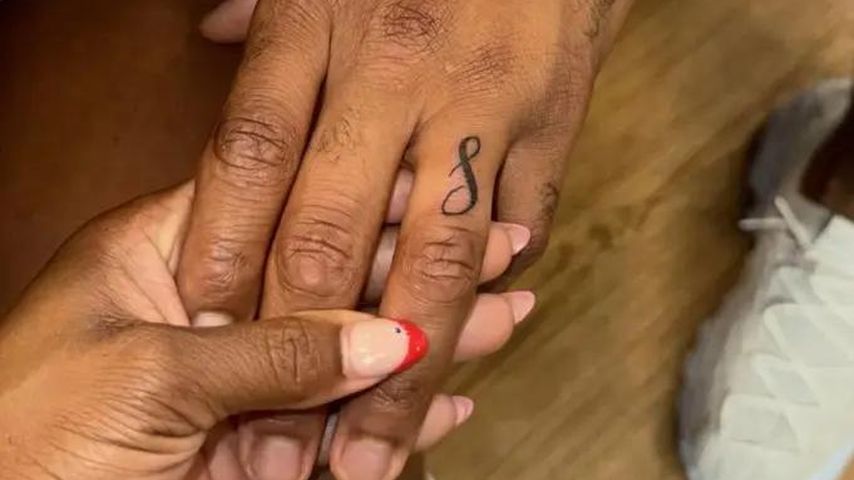 Jonathan Owens zeigt sein neues Tattoo