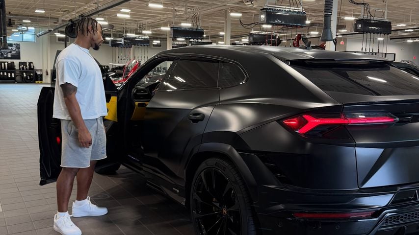Jonathan Owens mit Lamborghini Urus