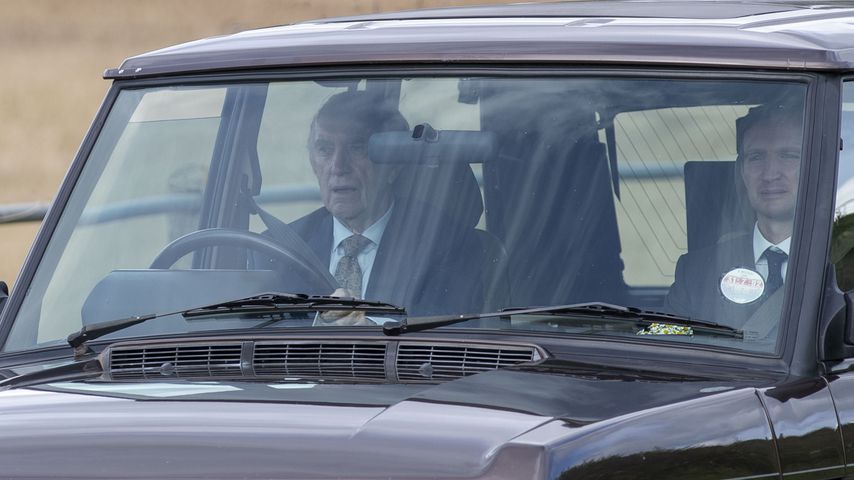 Jonathan Pryce fährt als Prinz Philip am Set von "The Crown" ein Auto