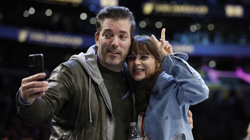 Zooey Deschanel und Jonathan Scott kuscheln bei NBA-Spiel