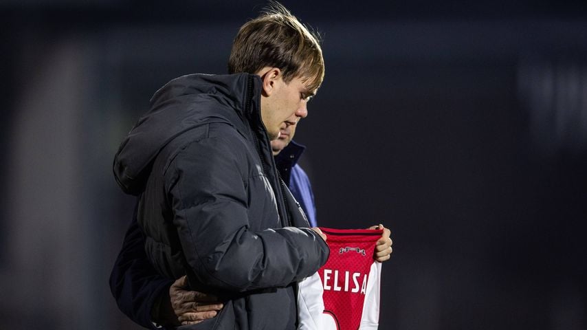 Mark Verkuijl gedenkt vor Jong Ajax gegen RKC Waalwijk seiner verstorbenen Freundin
