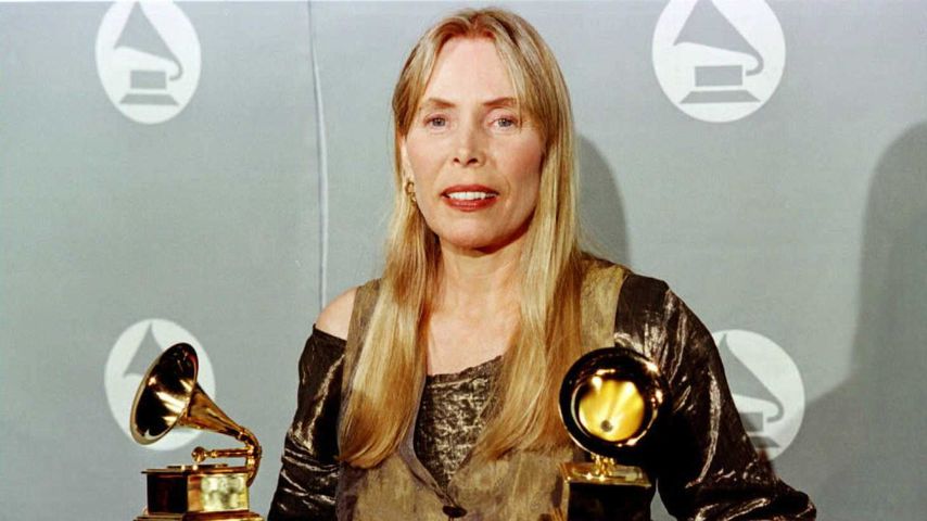 Joni Mitchell mit zwei Grammys im Jahr 1996
