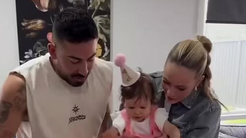 Jono Castano und Simone Holtznagel und ihre Tochter Gia, März 2025