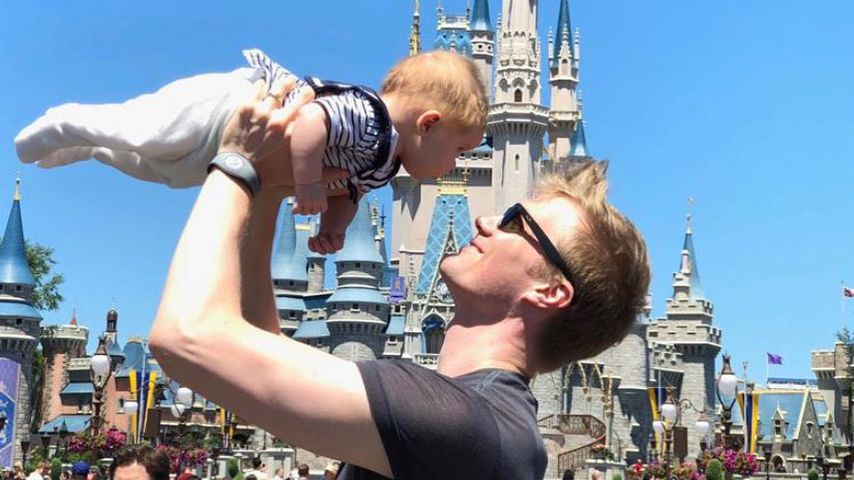 Joonas Suotamo mit seinem Sohn Aatos im Juni 2019