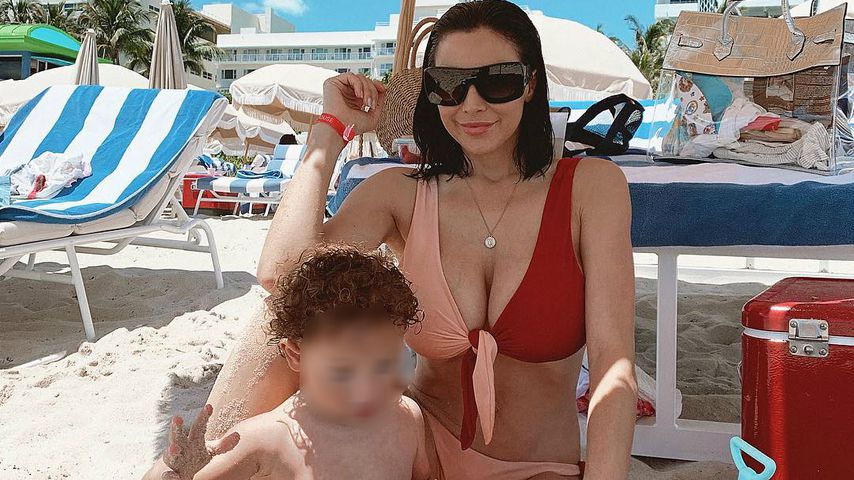 Jordan Carver mit ihrem Sohn