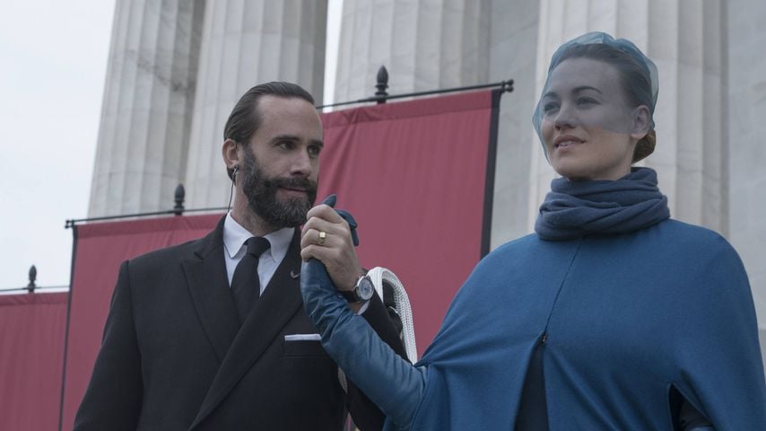 Joseph Fiennes und Yvonne Strahovski in einer Szene aus "The Handmaid's Tale", Staffel 3.