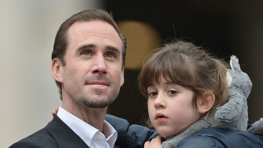 Joseph Fiennes mit seiner Tochter auf dem Petersplatz während der Generalaudienz von Papst Franziskus, Rom, 3. Februar 2016