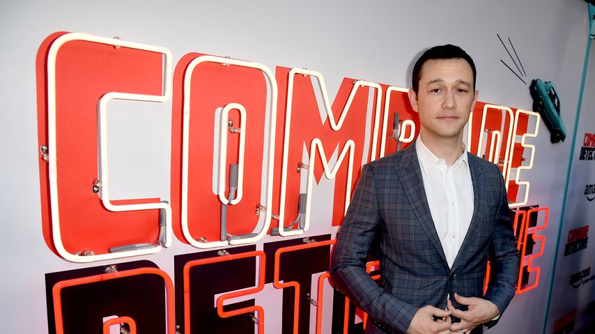 Hier zeigt sich Jospeh Gordon-Levitt oben ohne!