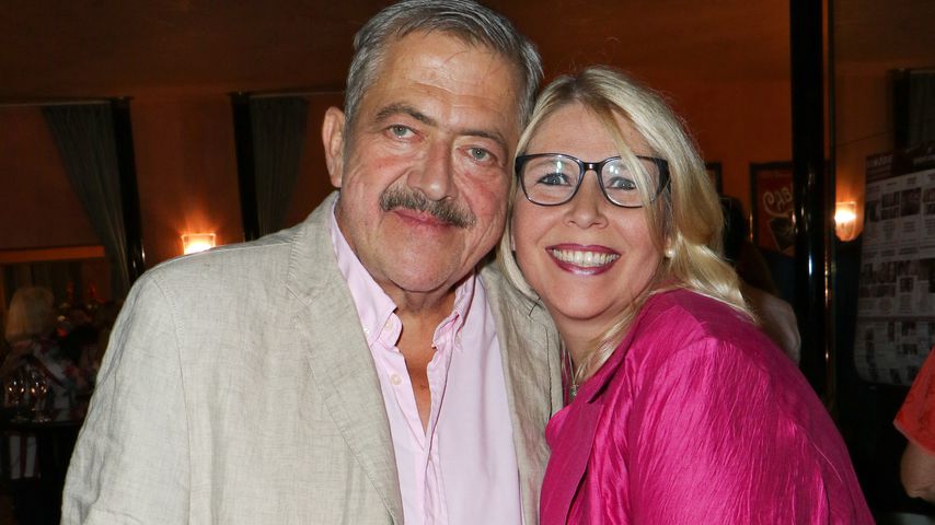 Joseph Hannesschläger mit Ehefrau Bettina bei der Theaterpremiere von "Wir sind die Neuen"