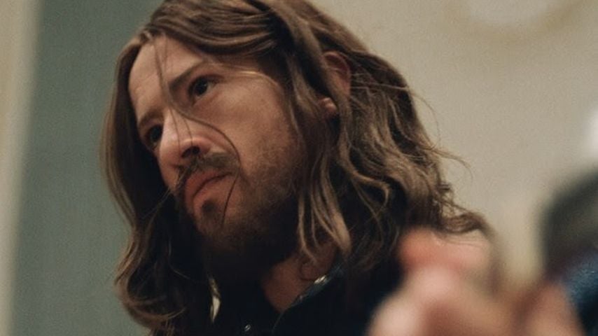 Joseph Quinn als George Harrison in dem Beatles-Biopic