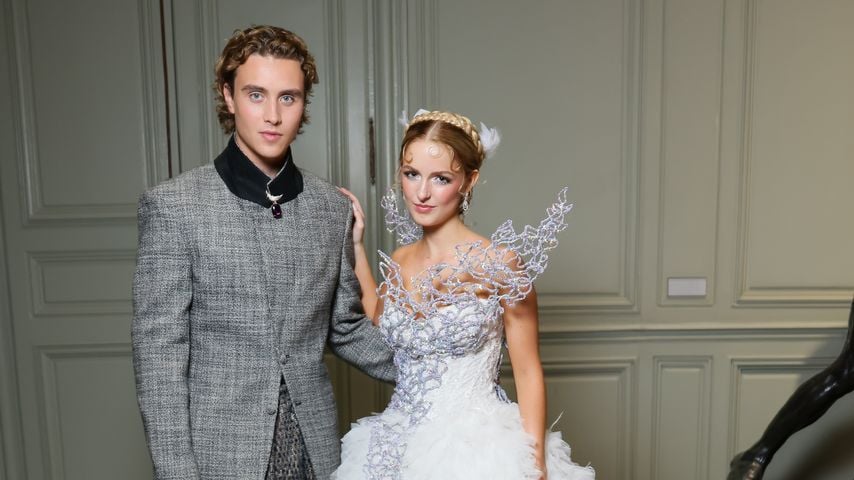 Joseph Zada und Mckenna Grace beim Event "Elegance Is Authority: The Story, Style, And Power Of Panem" im Musée Rodin, Paris