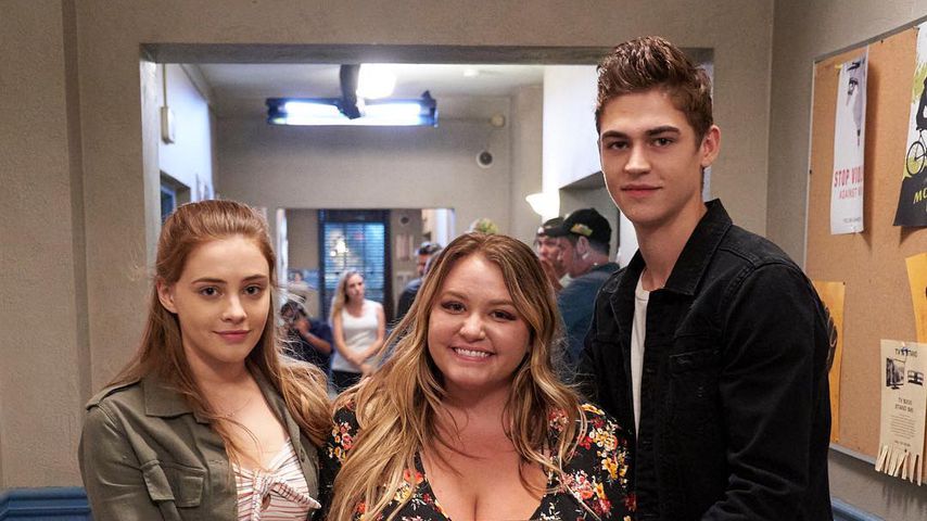 Josephine Langford, Autorin Anna Todd und Hero Fiennes-Tiffin beim Dreh des ersten Teils von "After"