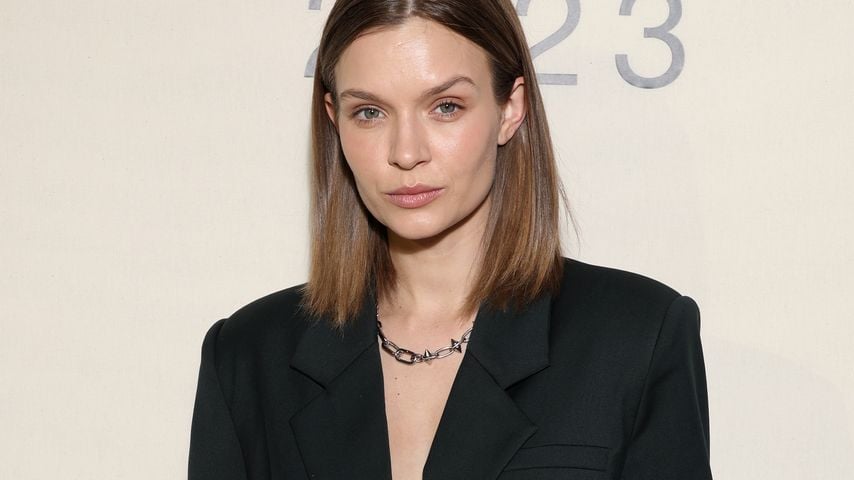 Josephine Skriver im März 2023 in Paris