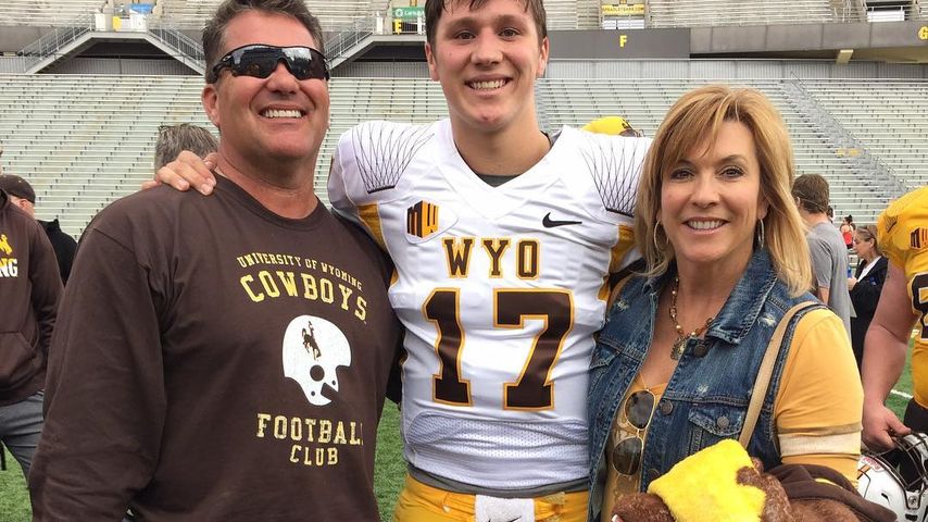 Josh Allen mit seinen Eltern Joel und Lavonne