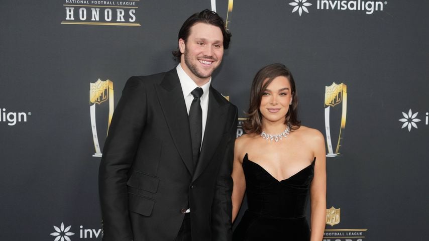 Josh Allen und Hailee Steinfeld beim NFL Honors Red Carpet vor dem Super Bowl LIX im Saenger Theatre in New Orleans