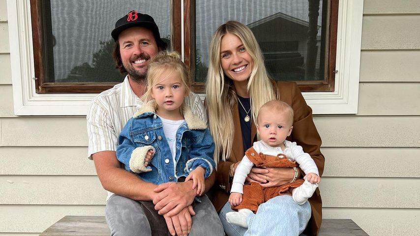 Josh Barker und Elyse Knowles mit ihren Söhen Sunny und Zaii, Oktober 2023