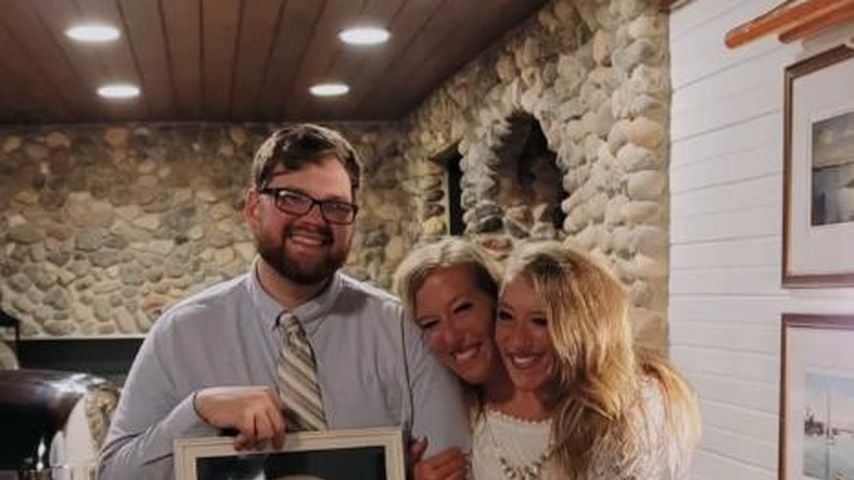 Josh Bowling mit Abby und Brittany Hensel, 2025
