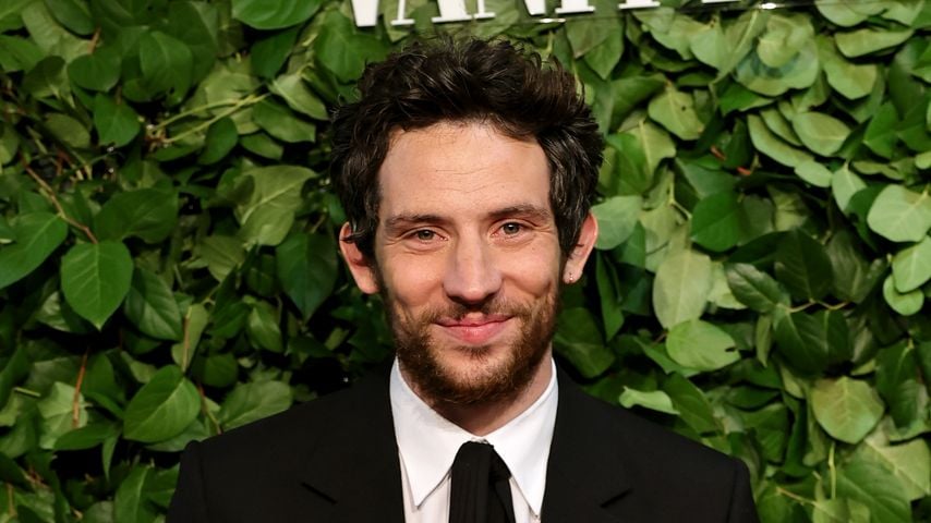 "The Crown"-Star Josh O'Connor wurde beim Turteln erwischt