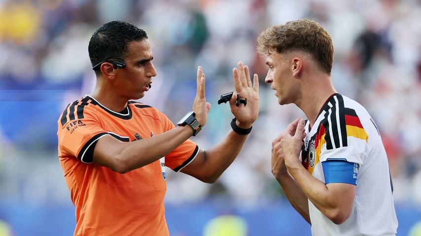 Joshua Kimmich diskutiert mit Schiedsrichter Jalal Jayed während Deutschland gegen Paraguay bei der WM 2026 in Foxborough