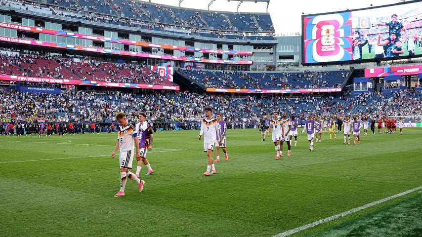 Joshua Kimmich verlässt mit der deutschen Nationalmannschaft nach dem Elfmeterschießen gegen Paraguay den Rasen in Foxborough
