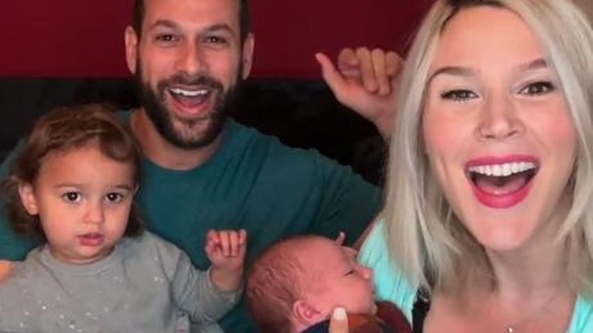 Joss Stone mit ihrer Familie und dem Neugeborenen