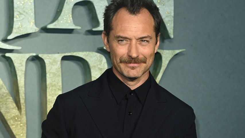 Mit viel Alkohol: Jude Law spaziert barfuß durch die Straßen