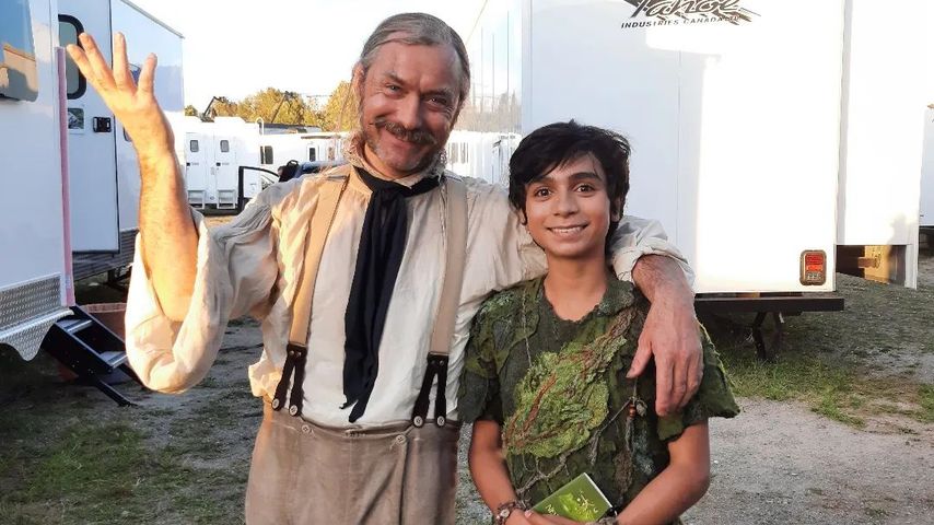 Jude Law und Alexander Molony am Set von "Peter Pan & Wendy"