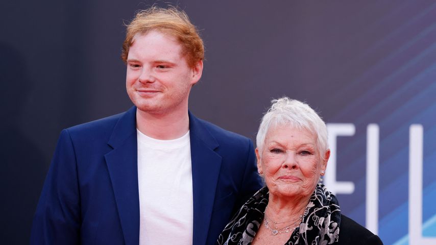 Judi Dench und ihr Enkel Sam Williams im Oktober 2021