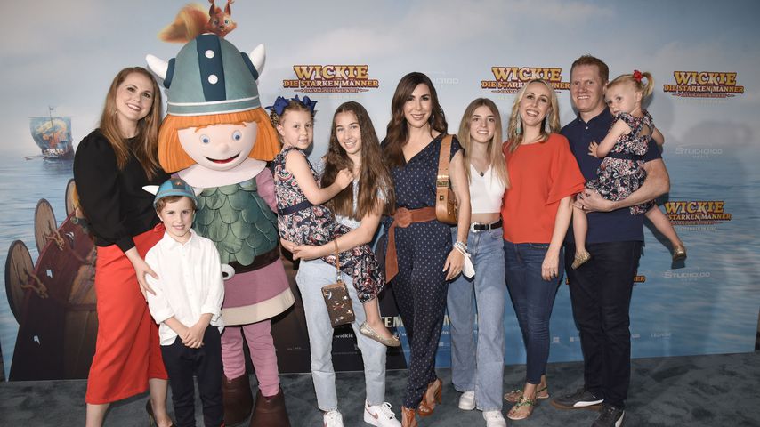 Judith Williams (M.) mit ihrer Familie bei einer Filmpremiere, August 2021