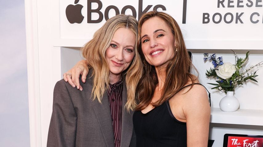 Judy Greer und Jennifer Garner beim Event zur zweiten Staffel von "The Last Thing He Told Me" in West Hollywood