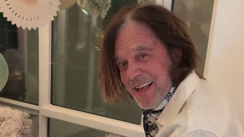 Jürgen Drews an seinem 81. Geburtstag mit seiner Torte im April 2026