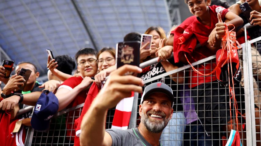 Jürgen Klopp mit Liverpool-Fans nach einem Spiel im Juli 2023