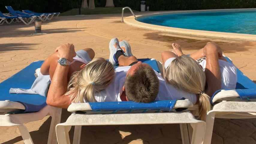 Jürgen Milski liegt mit seiner Frau und seiner Tochter am Pool