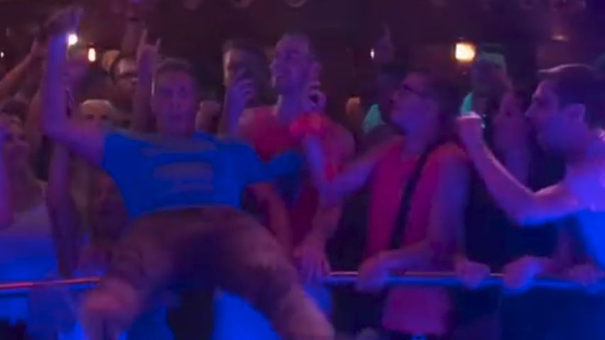 Jürgen Milski bei seinem Sturz von der Bühne im Juli 2019