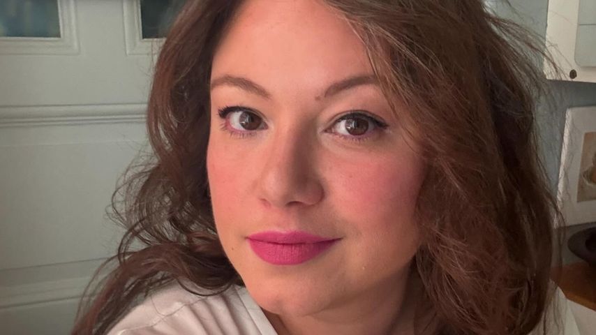 Julia Augustin macht ein Selfie