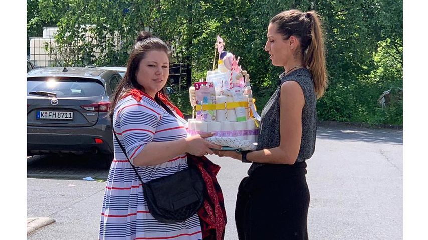 Der "Alles was zählt"-Cast beschenkt Ania Niedieck zum Abschied in die Baby-Pause