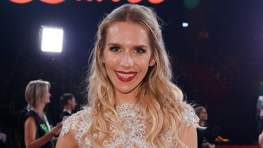 Julia Dietze begeistert mit heißen Bikini-Fotos vom Strand!