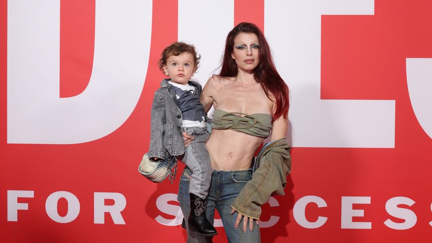 Julia Fox mit ihrem Sohn Valentino in Mailand, 2022