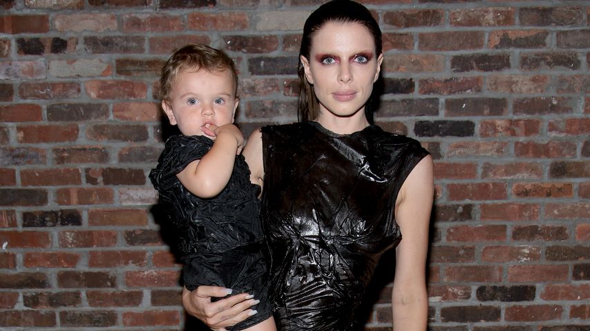 Schauspielerin Julia Fox mit ihrem Sohn Valentino bei einer Fashionshow 2022