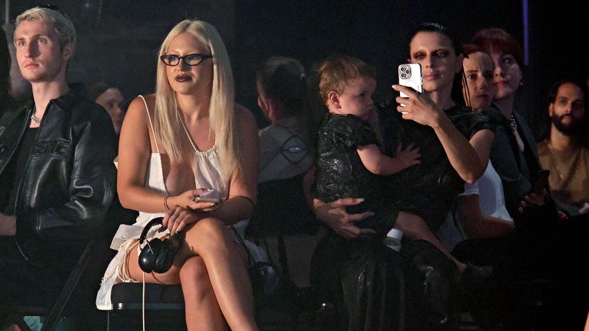 Julia Fox mit ihrem Sohn bei einer Fashionshow in New York, 2022