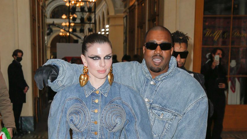 Julia Fox und Kanye West bei der Paris Fahion Week