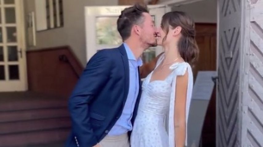 Julia Gauly mit ihrem Mann im Juli 2022