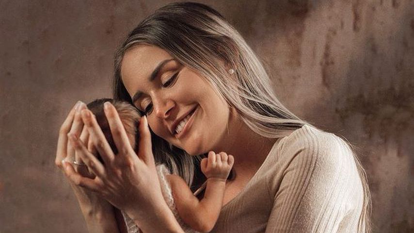 Süßes Bild: Julia Prokopy zeigt stolz ihr Töchterchen Lina!