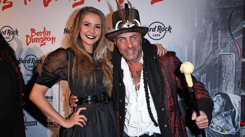 Julia Prokopy und Paco Steinbeck bei Natascha Ochsenknechts Halloweenparty im Berlin Dungeon