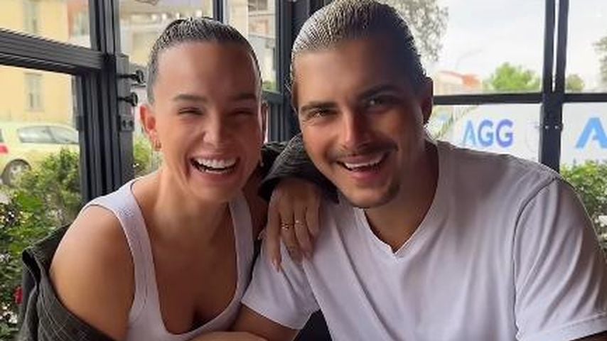 Julia Römmelt schenkt Tim Kühnel "Traumfrau" zum Nikolaus