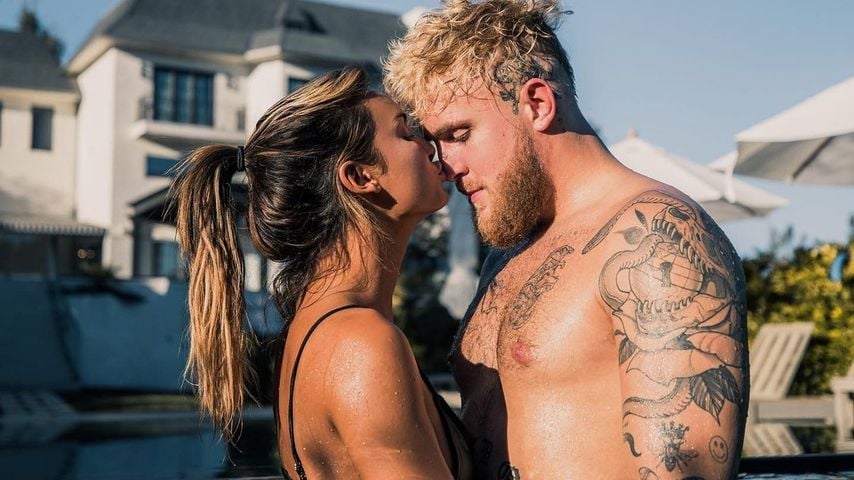 Julia Rose und Jake Paul im Pool