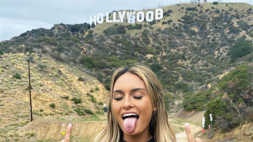 Julia Rose vor dem Hollywood-Zeichen, Februar 2021