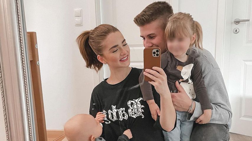 Julia Schulze und Florian Thiele mit ihren Kindern